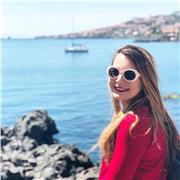 Sono una studentessa universitaria, diplomata presso il liceo scientifico che accompagna i ragazzi nello studio da almeno 6 anni. Mi approccio con studenti di diverse età, scuole medie, superiori e talvolta universitari. 
 Ma titoli, titoloni, diplomi e c